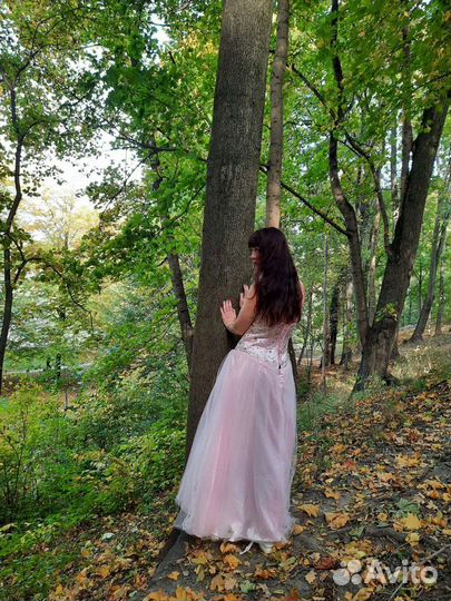 Платье в стразах продам