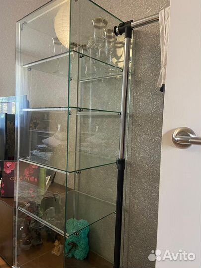 Стеклянный шкаф (витрина)