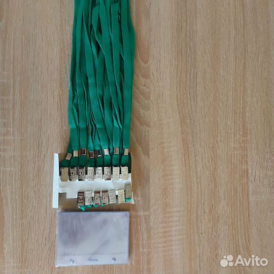 Бейджик горизонтальный с зелёной лентой и клипсой