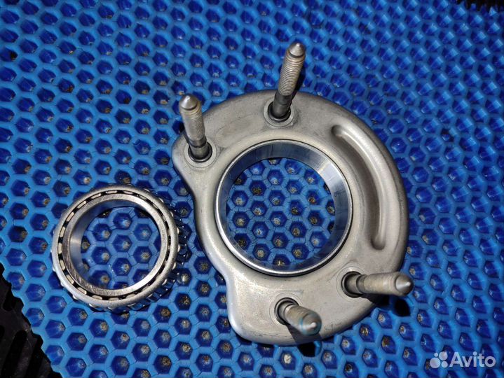 Крепление с коническим ролик подшипником МКПП 02S