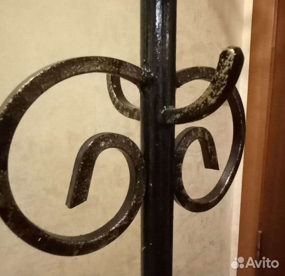 Кованная вешалка, журнальный столик