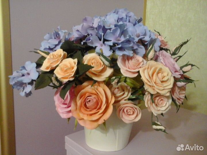 Букеты в вазах и куклы ручной работы