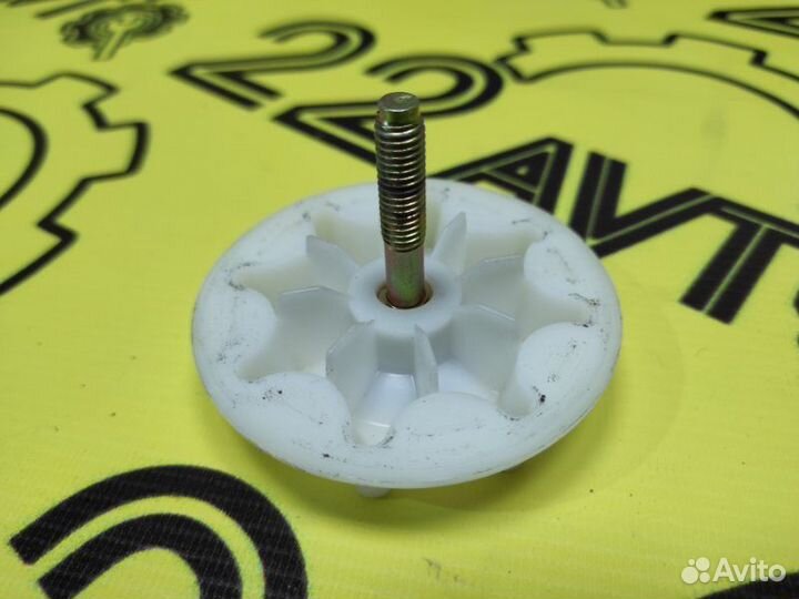 Болт крепления запаски Toyota Ist NCP60 2NZ-FE