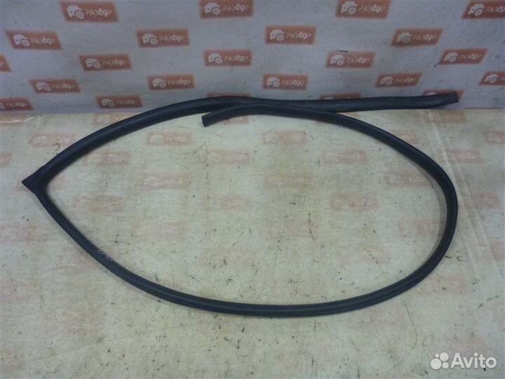 Уплотнительная резинка стекла передняя левая