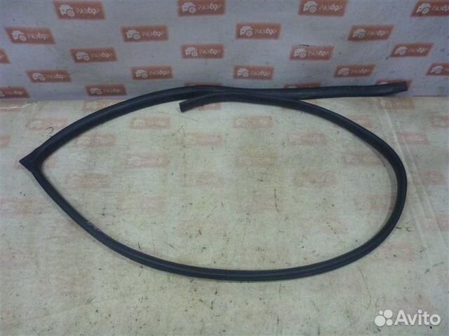 Уплотнительная резинка стекла передняя левая