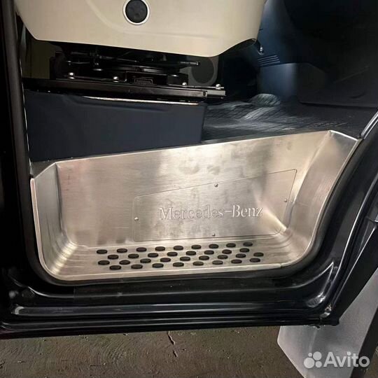 Накладки на пороги с подсветкой Mercedes Sprinter