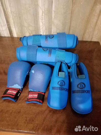 Кимоно, пояс, защита и перчатки для каратэ