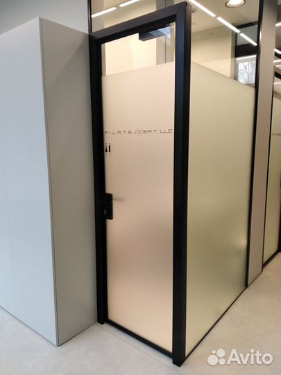 Оклейка виниловой плёнкой витрин, ресепшен