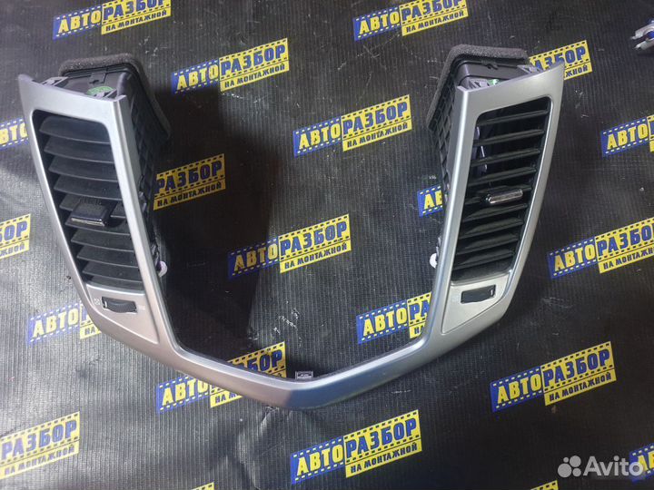 Рамка магнитолы Chevrolet Cruze