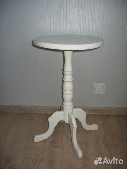 Маленький круглый стол из массива дерева СССР