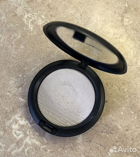 Хайлайтер MAC в оттенке Soft Frost