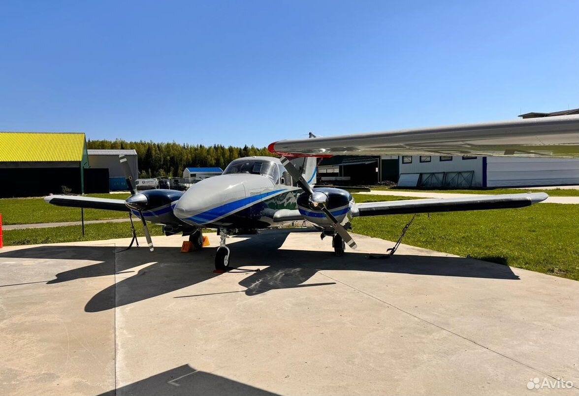 Двухдвигательный самолет Рipеr Aztec E (PA-23-250)