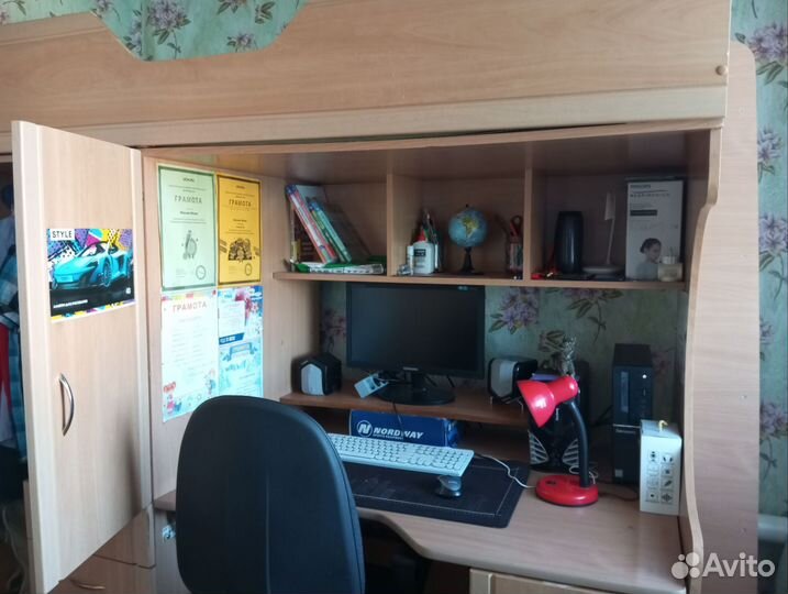 Детская кровать чердак со столом и шкафом