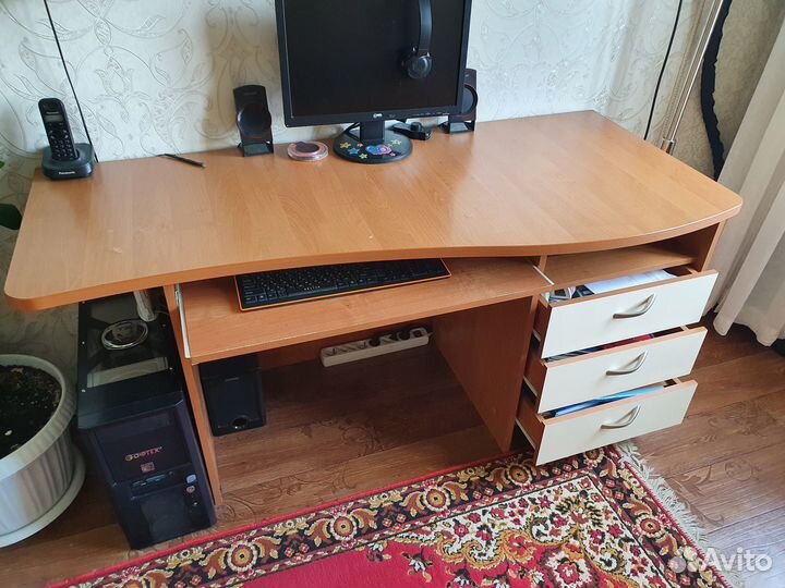 Письменный стол с тумбой, большой