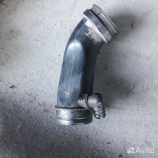 Патрубок от воздушного фильтра Ауди А4Б5 VW Пассат