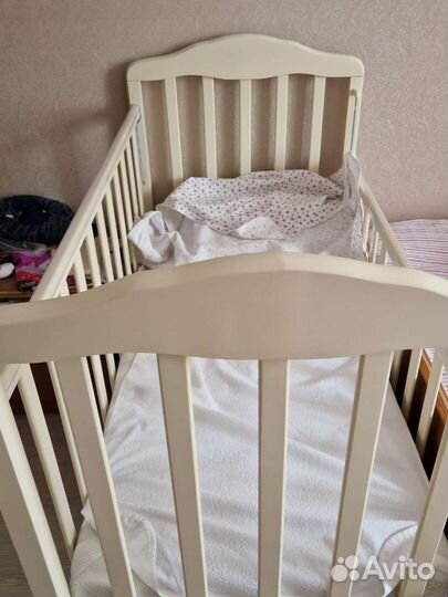Детская кроватка с маятником и матрасом