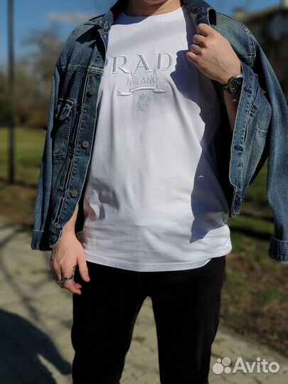 Уникальный стиль с футболкой Prada