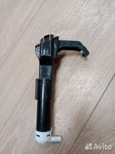 Форсунка омывателя фары левая Toyota Camry