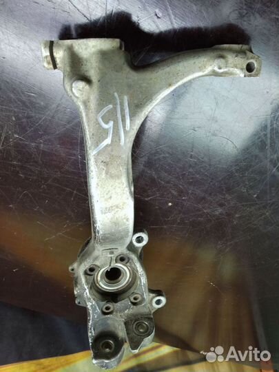 Кулак передний цапфа правая Audi A4 B6 B7 8E 2725