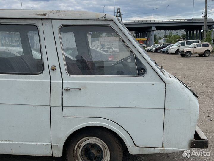 Раф 2203 передняя правая дверь