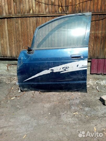 Дверь автомобиля