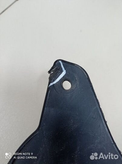 Брызговик передний правый Lexus LX