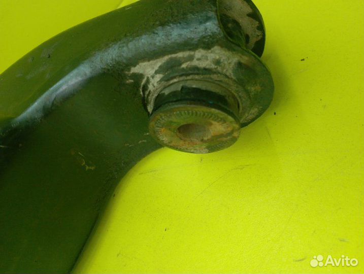 Рычаг подвески нижний передний правый Mazda Bongo