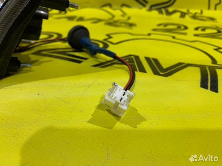 Стоп сигнал в крышку багажника задний правый