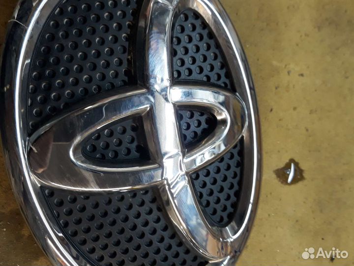 Рав4 15-19 Эмблема передняя Дефект Camry 2011-14