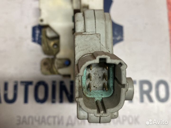 Замок двери передний правый Nissan 805022F900