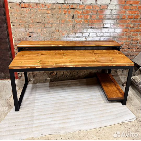 Компьютерный стол с полками