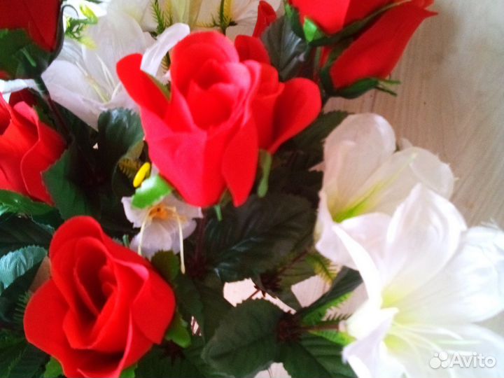 Искуственные цветы,букет белых лилий с розами