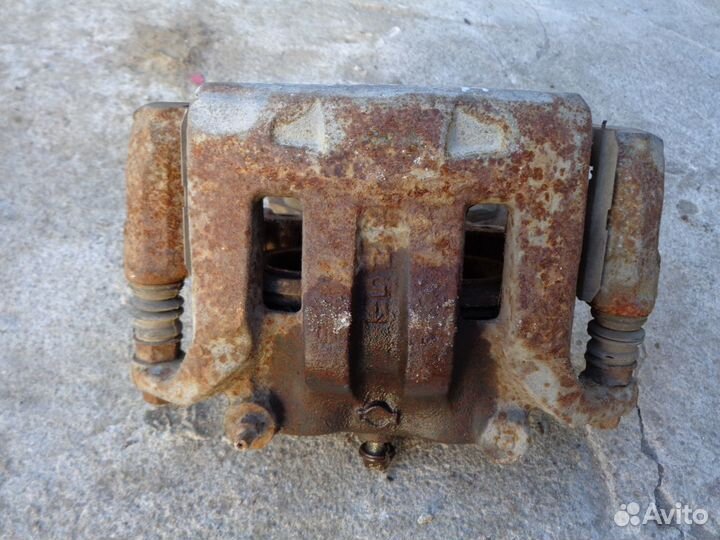 Nissan NP300 Суппорт тормозной правый