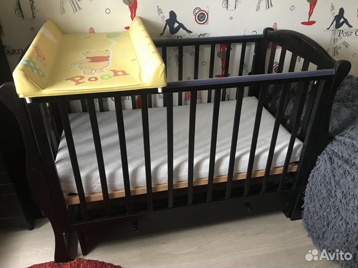 Детская кроватка с маятником