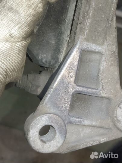 Кронштейн левой опоры кпп Renault Megane 2