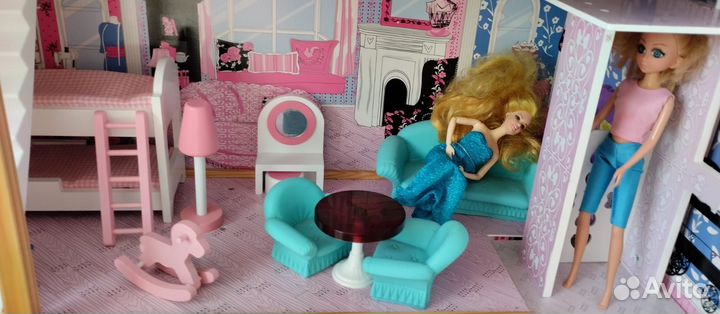 Большой кукольный домик с мебелью