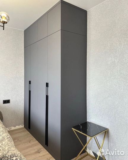 Шкаф распашной под потолок на заказ