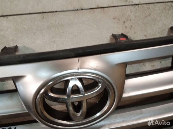 Решетка радиатора бу оригинал Toyota Highlander40