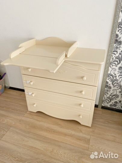 Детская кроватка с маятником и комодом