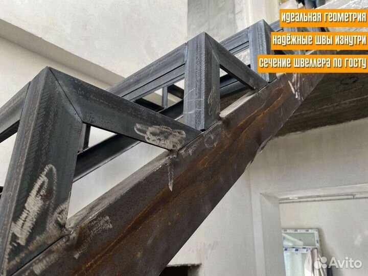 Лестница на металлическом каркасе без посредников