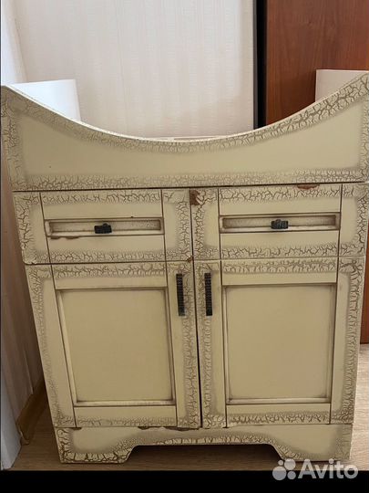 Раковина с тумбой и зеркалом