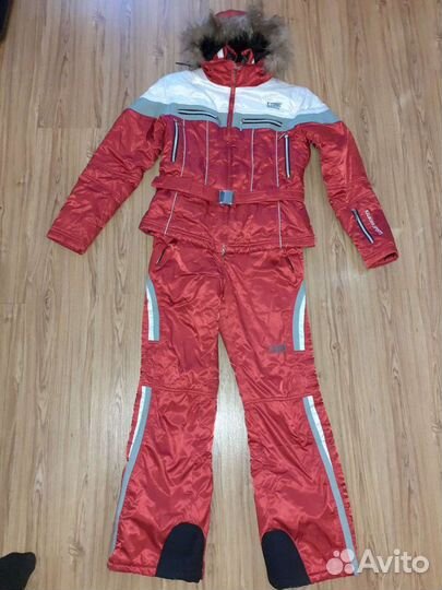 Горнолыжный костюм, перчатки, шапка