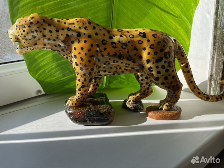 Статуэтка из янтаря leopard