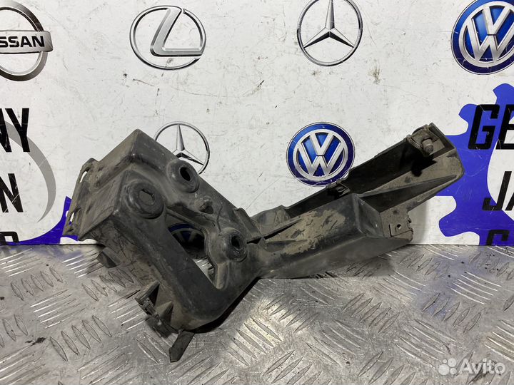 Кронштейн порога переднее правое Audi A8 D3