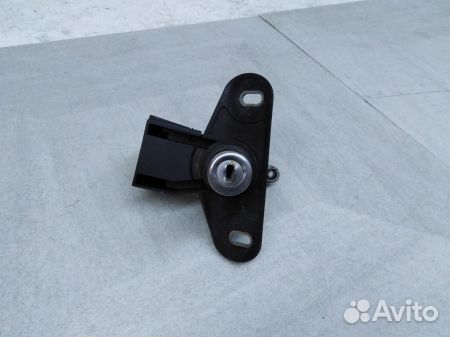 Вставка замка багажника