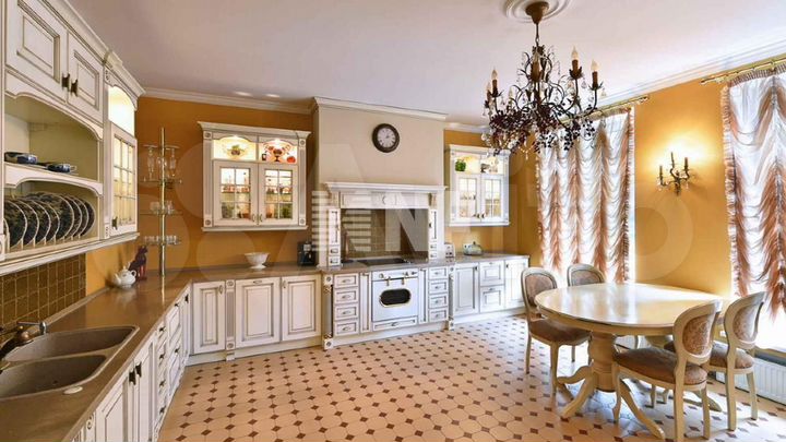 Дом 800 м² на участке 1,11 га