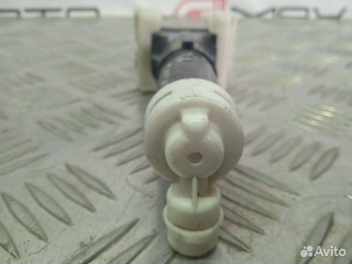 Б/У форсунка омывателя правый Mazda Mazda3 BL Z6