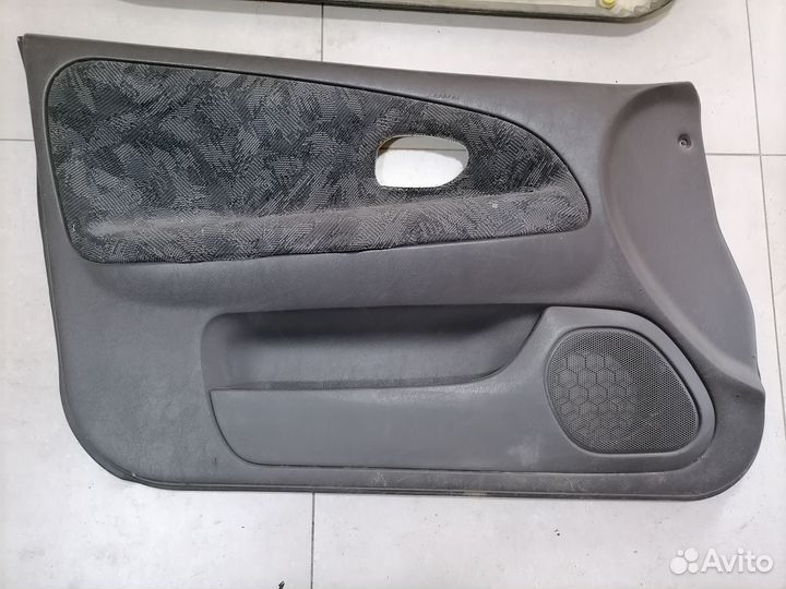 Обшивка дверей перед Mitsubishi Lancer 8 1996-2003