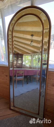 Зеркало настенное в деревянной раме
