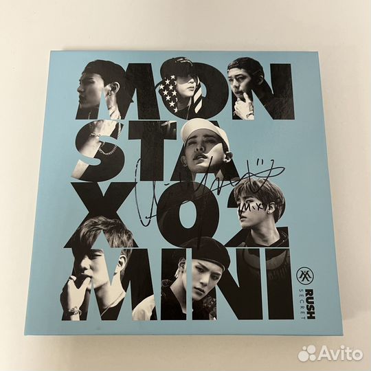 Альбом monsta X с автографом Кихёна